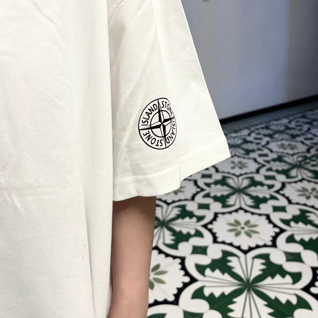 W618#P110💰 [Stone lsland/Stone Island summer new cuff compass printed pattern short-sleeved T-shirt] ⚠️[Original creation, high control of details] Made of 260g combed cotton 32-count double yarn, soft and comfortable to the touch, sweat-absorbent and breathable. -Simple basic and versatile style, original quality, the first choice for couples. -Made in a large factory, four needles and five threads on the shoulder, neatly arranged, high quality workmanship. -Same style for men and women. Very versatile, one piece for everyone, details are clearly visible. Color: Black White Size: M L